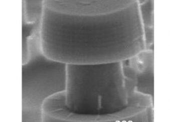 Quantum dots shrink on-chip lasers to 1μm