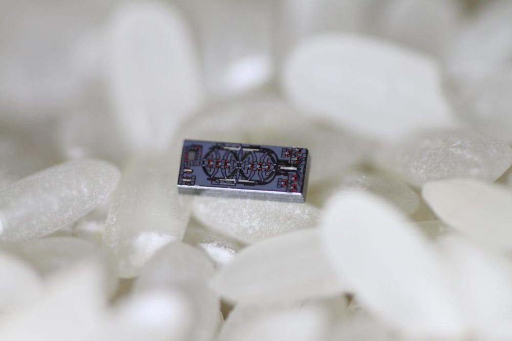 Minature Optical Gyroscope is Smaller Than a Grain of Rice