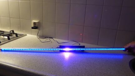 LED gravity balance simulates a moving particle