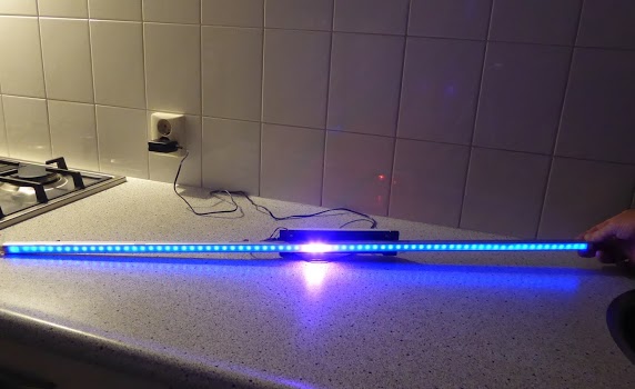 LED gravity balance simulates a moving particle