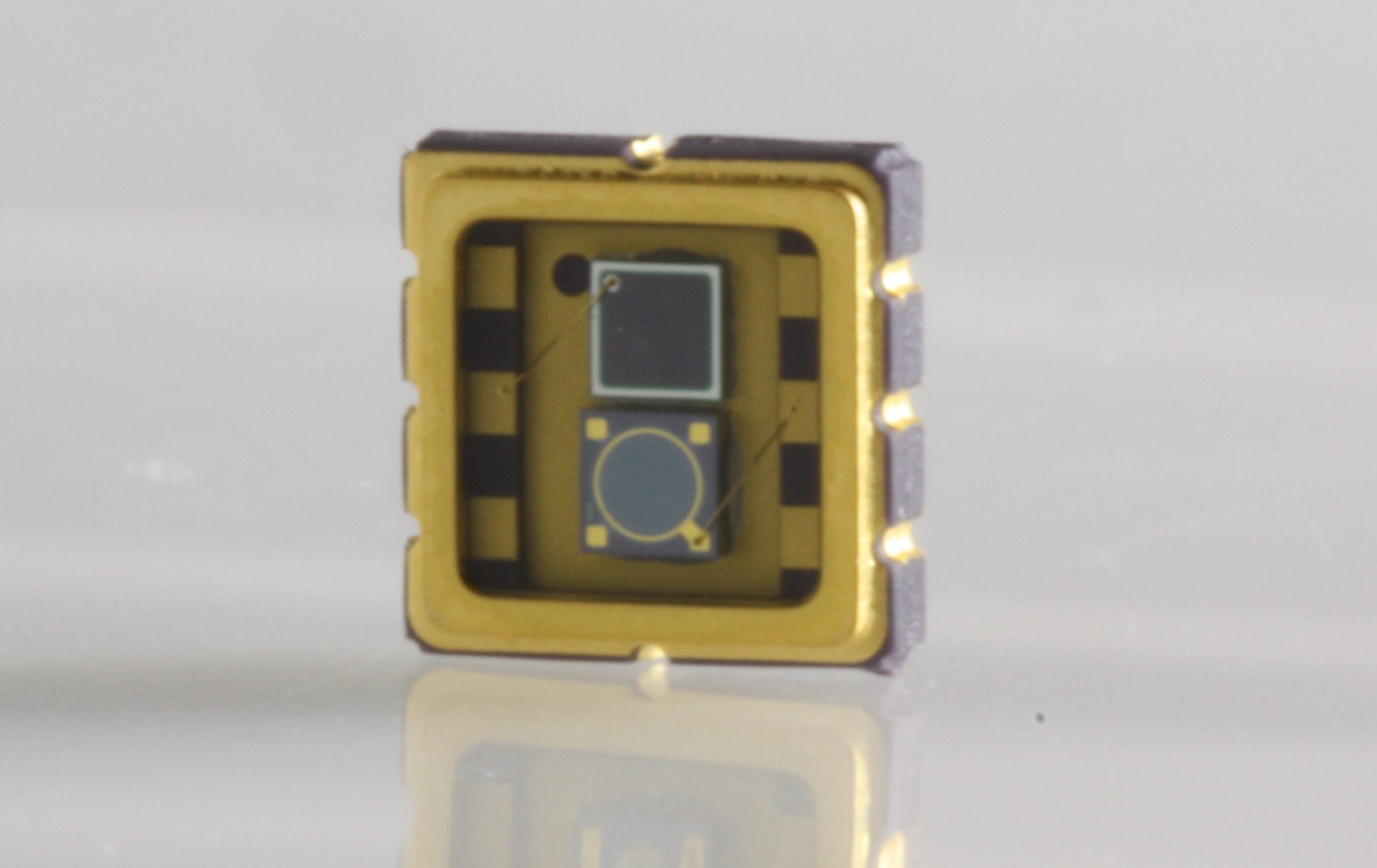 New Broadband Hybrid Silicon-InGaAs Photodetectors