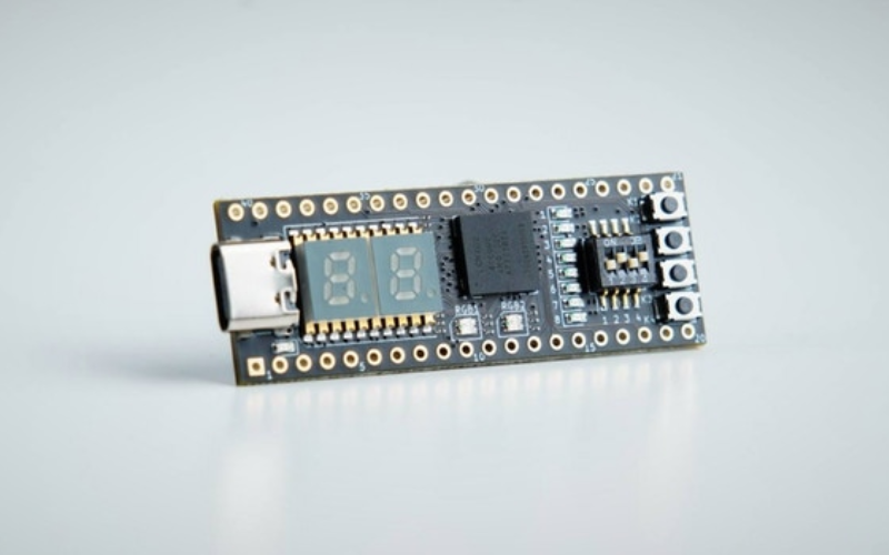 Crowdfunding STEPFPGA development board for beginners starts at $46