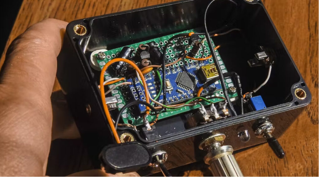 Translating “Dah” and “Dit” Speech Into Morse Code with an CWVox using Arduino Translating “Dah” and “Dit” Speech Into Morse Code with an CWVox using Arduino