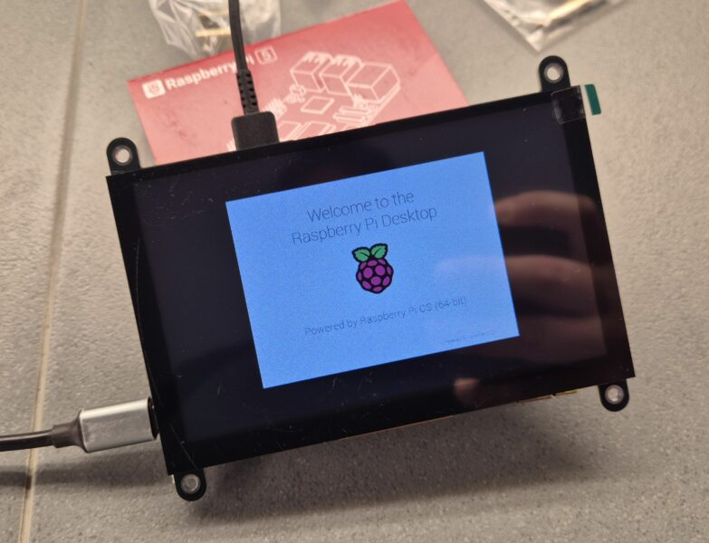Elecrow RC050S HD Review – A 5″ 800×480 HDMI Display with Capacitive Touchscreen and Speaker for DIY Projects