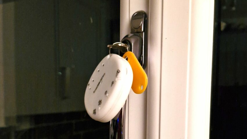 TouchNot Pro smart tag equipped with multiple sensors and an ear-splitting alarm offers a subscription-free cloud service