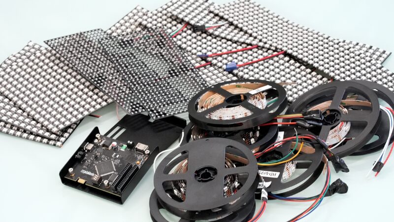 The Pixblasters MINI supports three-wire and four-wire LED strips
