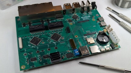 Exaviz Cruiser Board v1.0 For Raspberry Pi CM5 with 8x PoE+ and 2.5GbE